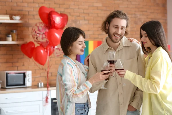 Mann Und Zwei Schöne Frauen Trinken Hause Wein Konzept Der — Stockfoto