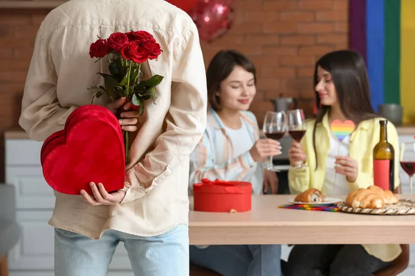 Мужчина Приветствует Двух Красивых Женщин День Святого Валентина Дома Полиамория — стоковое фото