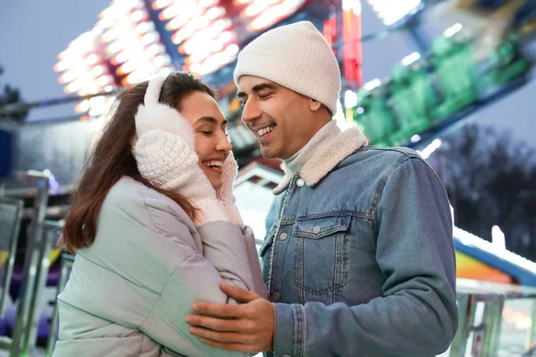 Loving Couple Amusement Park Winter Night — Stock Photo, Image
