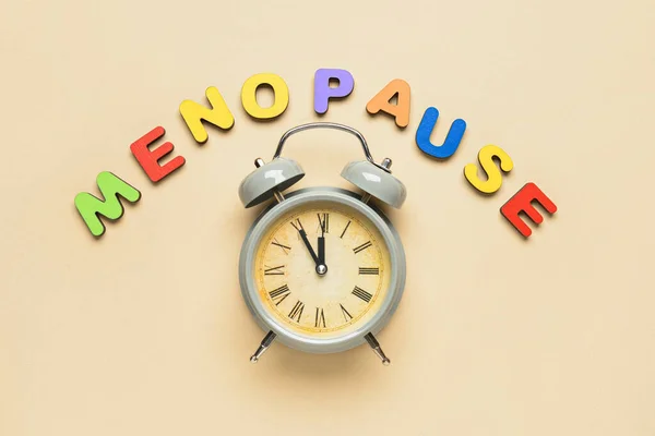 Word Menopause Alarm Clock Beige Background — Stock Photo, Image