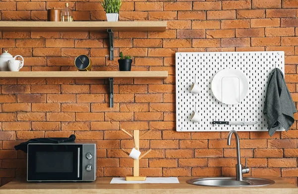 Papan Peg Dengan Peralatan Dapur Tergantung Dinding Bata — Stok Foto