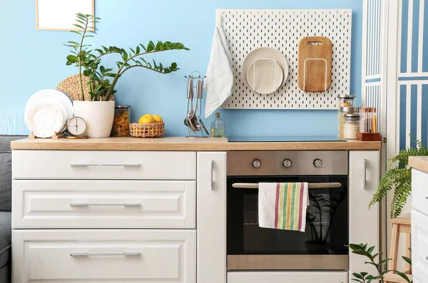 现代厨房的篮子 装有柠檬 餐具和彩色墙壁上的厨房用具 — 图库照片
