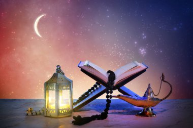 İslami lambalar ve Kur 'an gece masada. Ramazan kutlaması