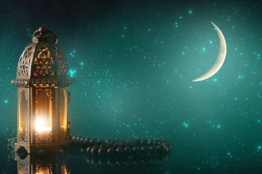 Geceleri parlayan Müslüman lamba ve tasbih. Ramazan kutlaması