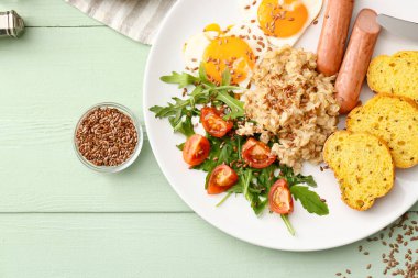 Masada lezzetli bir kahvaltı tabağı