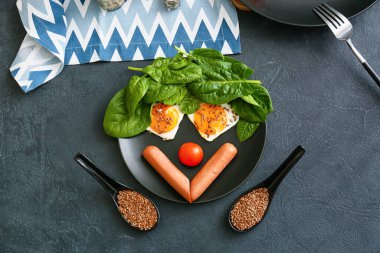 Koyu arkaplanda lezzetli bir kahvaltı tabağı