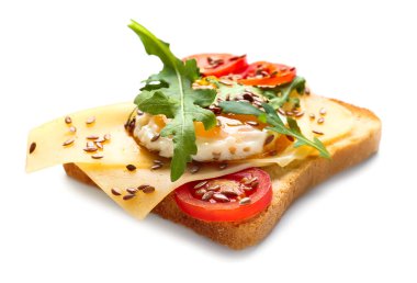 Beyaz arka planda yumurta ve keten tohumlu lezzetli tost.