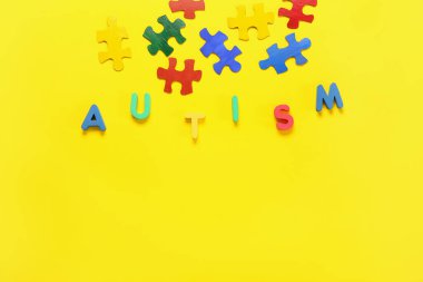 Renkli yapboz parçalarına sahip kelime AUTISM