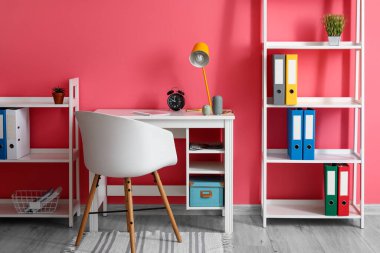 Rahat işyeri olan bir oda.