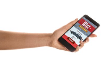 Beyaz arka planda açık araba kira uygulaması olan kadın el ve cep telefonu