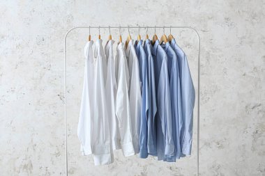 Grunge arka planında temiz beyaz ve mavi gömlekli raflar