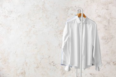 Grunge arka planında temiz gömleklerle dizin