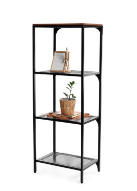 Süslü raf ünitesi ve beyaz arka planda ev bitkisi