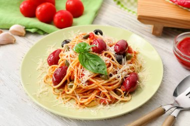 Lokantadaki masada bir tabak lezzetli Puttanesca.