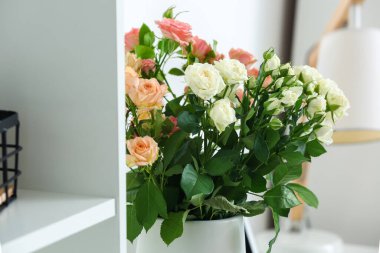 Odada bir buket güzel taze gül var, yakın plan.