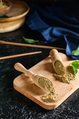 Siyah arkaplanda hojicha pudrası olan Scoops