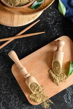Siyah arkaplanda hojicha pudrası olan Scoops