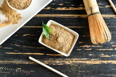 Hojicha tozlu kaseler ve siyah ahşap arka planda chasen.