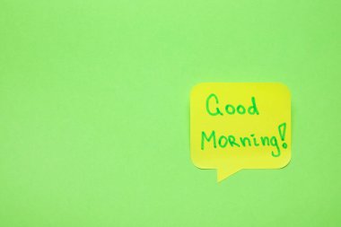 Yeşil zemin üzerinde 