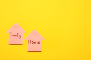 Pembe arka planda Aile ve Yuva kelimelerini içeren yapışkan notlar