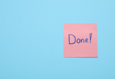 Mavi arka planda kelime Done ile yapışkan not