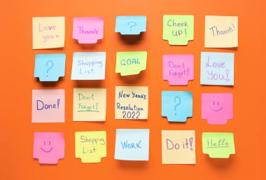 Kırmızı arkaplanda farklı yapışkan notlar