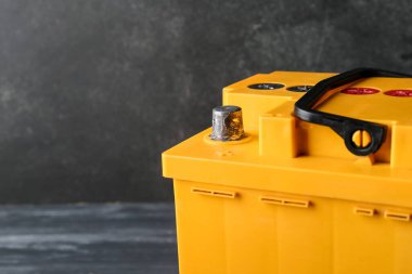 Siyah arka planda modern araba aküsü, yakın plan