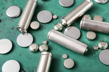 Yeşil arkaplanda farklı bataryalar, yakın plan