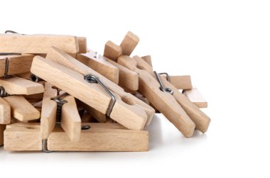 Beyaz arka planda ahşap mandal yığını, yakın plan.