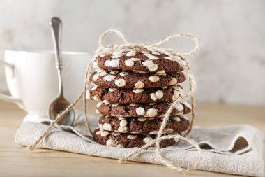 Lezzetli kurabiyeler, beyaz çikolata parçacıkları ve masada ip.