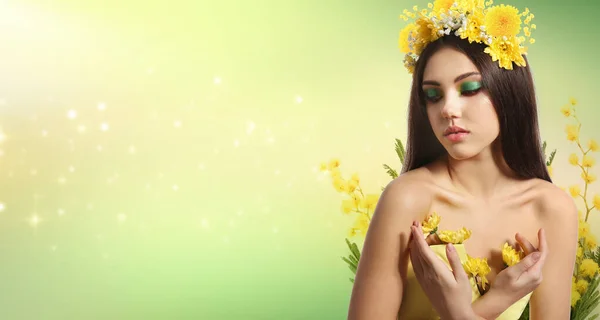 Porträtt Vacker Ung Kvinna Med Kreativ Makeup Och Våren Blommor — Stockfoto
