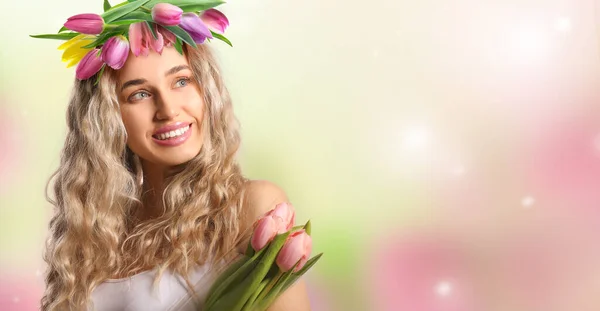 Belle Jeune Femme Avec Des Fleurs Tulipes Sur Fond Couleur — Photo