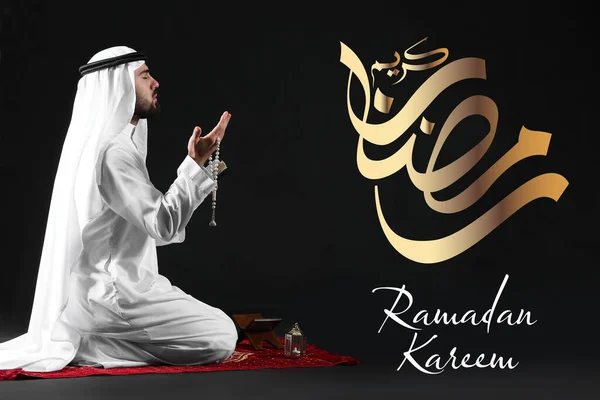 Imádkozó Muszlim Férfi Sötét Háttérrel Ramadán Ünnep — Stock Fotó