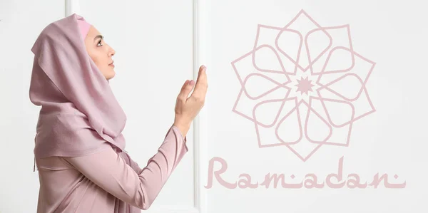 Imádkozó Muszlim Világos Háttérrel Ramadán Ünnep — Stock Fotó