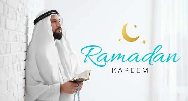 Fiatal Muszlim Férfi Koránnal Házban Ramadán Ünnep — Stock Fotó