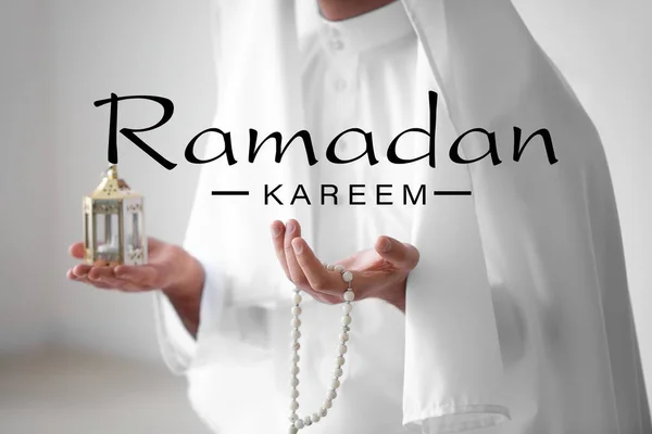 Молодой Мусульманин Лампой Тасби Празднование Рамадана — стоковое фото