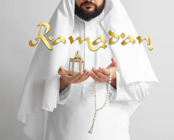 Młody Muzułmanin Lampą Tasbih Jasnym Tle Święto Ramadanu — Zdjęcie stockowe