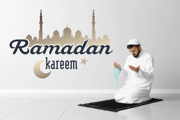 Imádkozó Muszlim Férfi Otthon Ramadán Ünnep — Stock Fotó