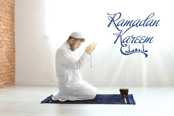 Imádkozó Muszlim Férfi Otthon Ramadán Ünnep — Stock Fotó