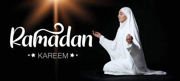 Imádkozó Muszlim Sötét Háttérrel Ramadán Ünnep — Stock Fotó