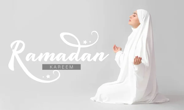 Imádkozó Muszlim Szürke Háttérrel Ramadán Ünnep — Stock Fotó