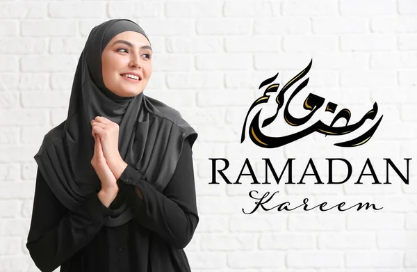 Fiatal Muszlim Fehér Tégla Háttérrel Ramadán Ünnep — Stock Fotó