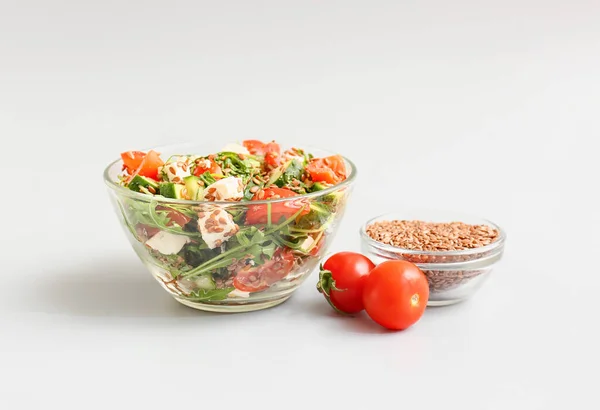 有健康蔬菜沙拉和浅色亚麻籽的碗 — 图库照片