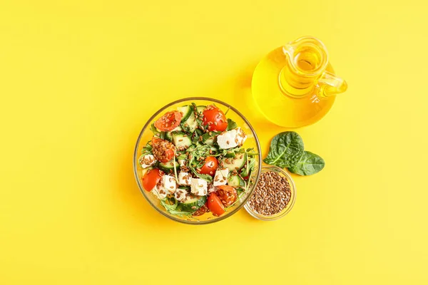 Schaal Met Gezonde Groentesalade Met Lijnzaad Kleur Achtergrond — Stockfoto