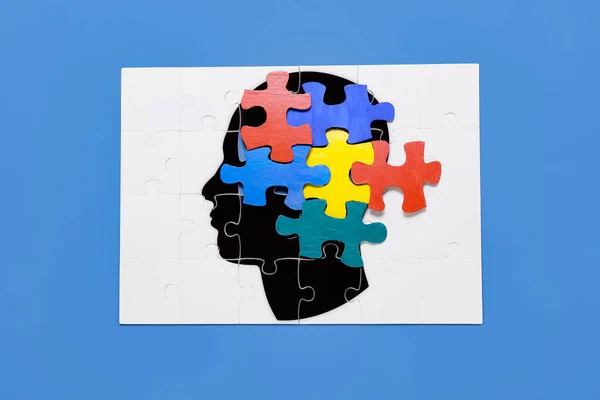 Puzzle Com Cabeça Humana Desenhada Peças Coloridas Sobre Fundo Cor — Fotografia de Stock