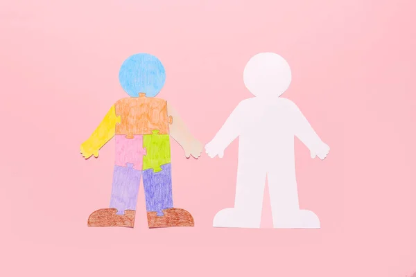 Figuras Humanas Blancas Coloridas Sobre Fondo Color Concepto Trastorno Autista — Foto de Stock