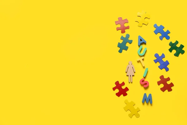 Word Autism Med Färgglada Pusselbitar Och Mänsklig Figur Färg Bakgrund — Stockfoto