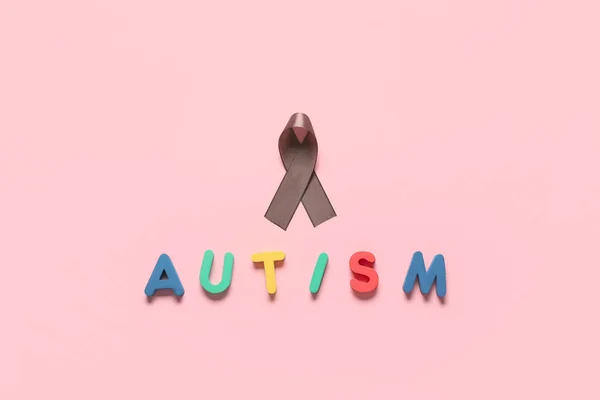 Λέξη Autism Κορδέλα Ευαισθητοποίησης Ροζ Φόντο — Φωτογραφία Αρχείου