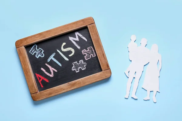 带有单词Autism的黑板和彩色背景上的家族图形 — 图库照片