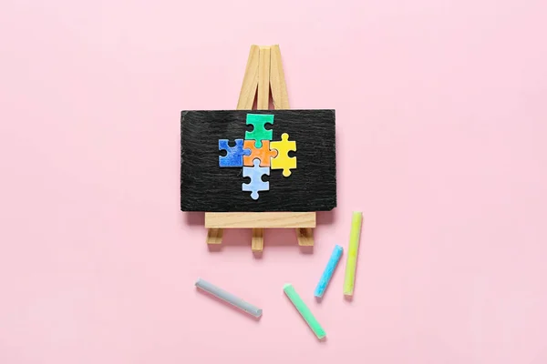 Kreidetafel Mit Bunten Puzzleteilen Und Kreiden Auf Farbigem Hintergrund Konzept — Stockfoto
